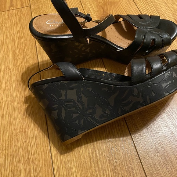 Black platforms. - Picture 6 of 7